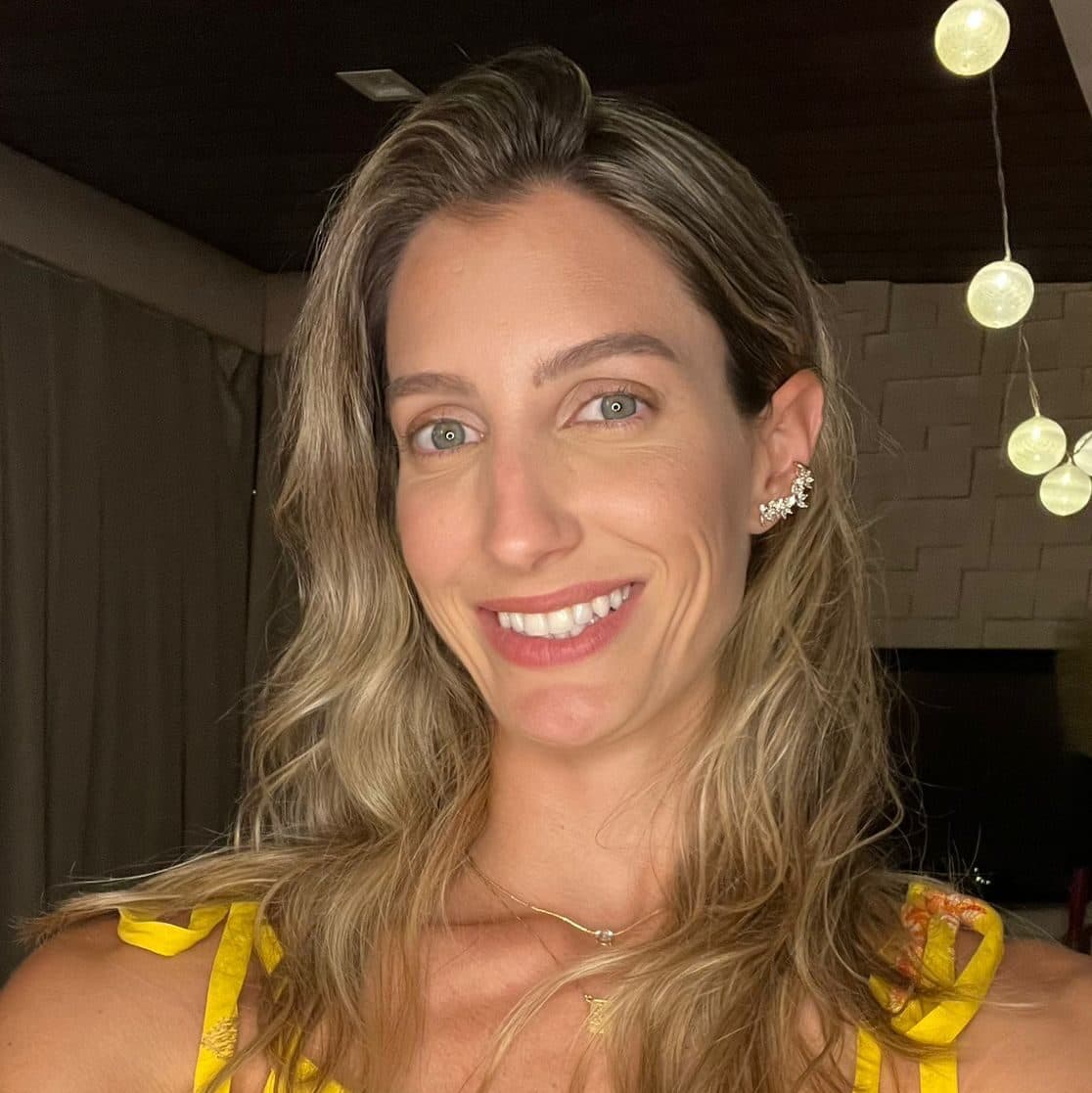 Foto da paciente que deu depoimento sobre atendimento familiar na DF Odontologia