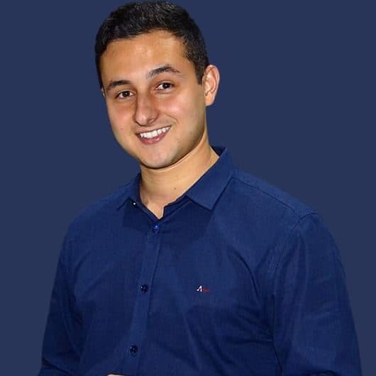 Foto da paciente que compartilhou sua experiência positiva na DF Odontologia